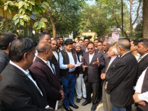 अधिवक्ता के साथ टोल प्लाजा कर्मियों द्वारा किए गए दुर्व्यवहार पर अधिवक्ताओं ने दिया ज्ञापन ! 