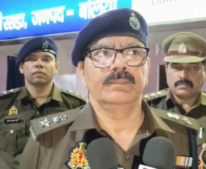 रास्ते में देशी शराब के ठेके के पास कुछ व्यक्तियों द्वारा वाद–विवाद !